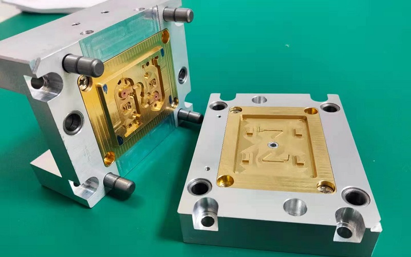 Mini injection mold